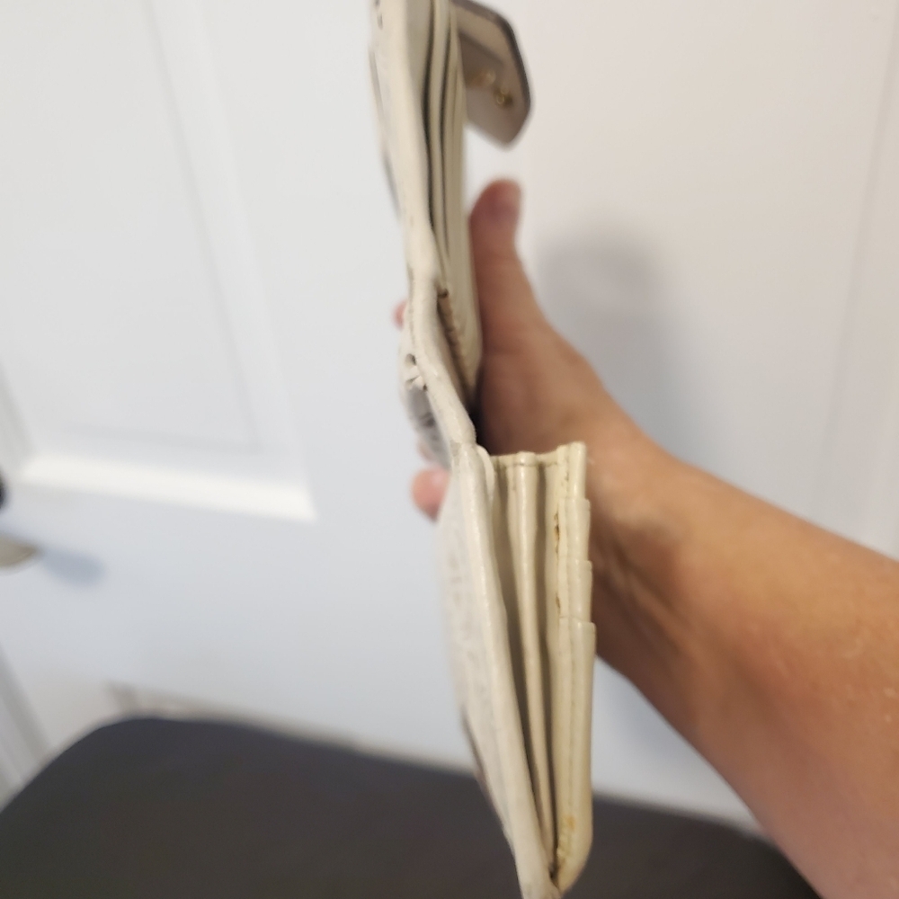 Coach White Leather Snap Close Bifold Wallet - Picture 11 of 12